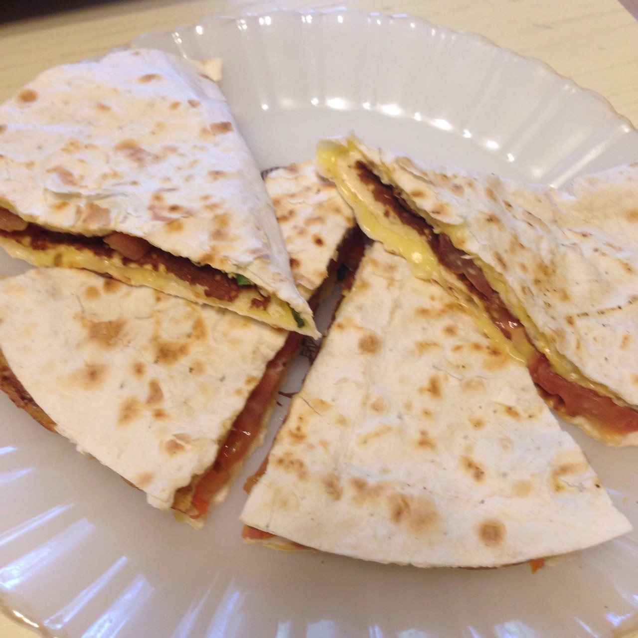 Яичные лепешки в лаваше с сыром и томатами