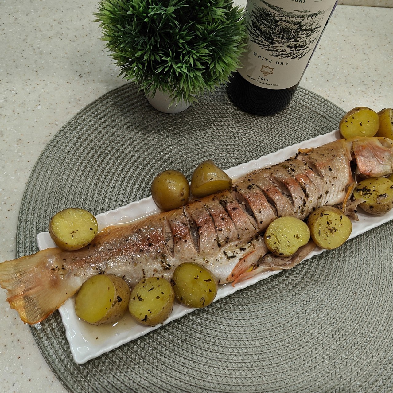 Янтарная форель с беби-картофелем в прованских травах