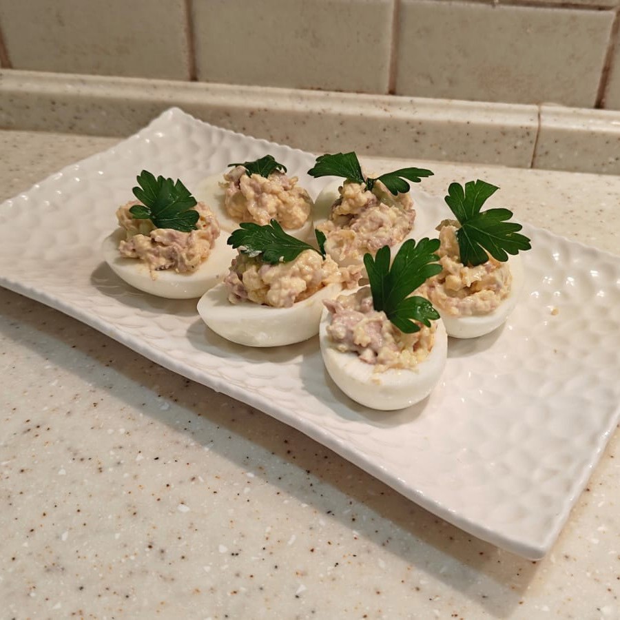 Яйца, фаршированные консервированной печенью минтая