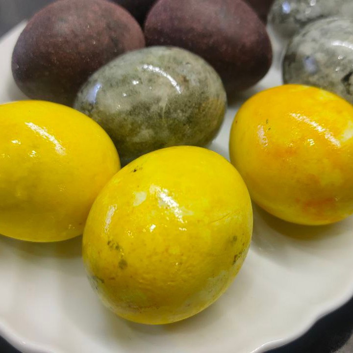 Яйца, крашенные куркумой