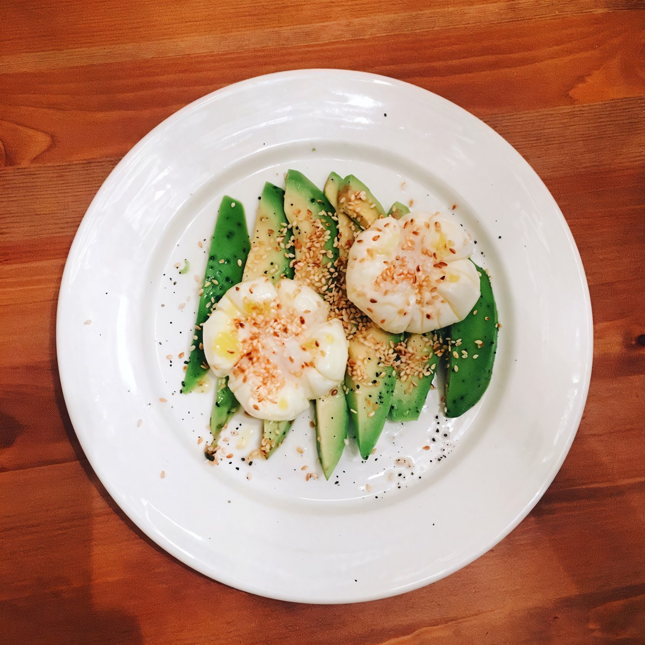 Яйцо пашот на подушке из авокадо с жаренным кунжутом