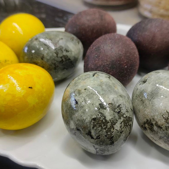 Яйца, окрашенные в каркаде