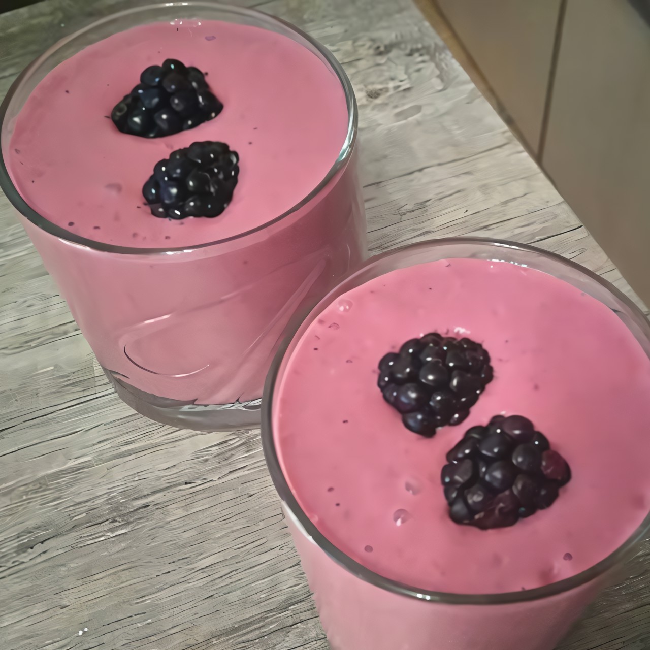 Йогуртовый десерт с ягодами