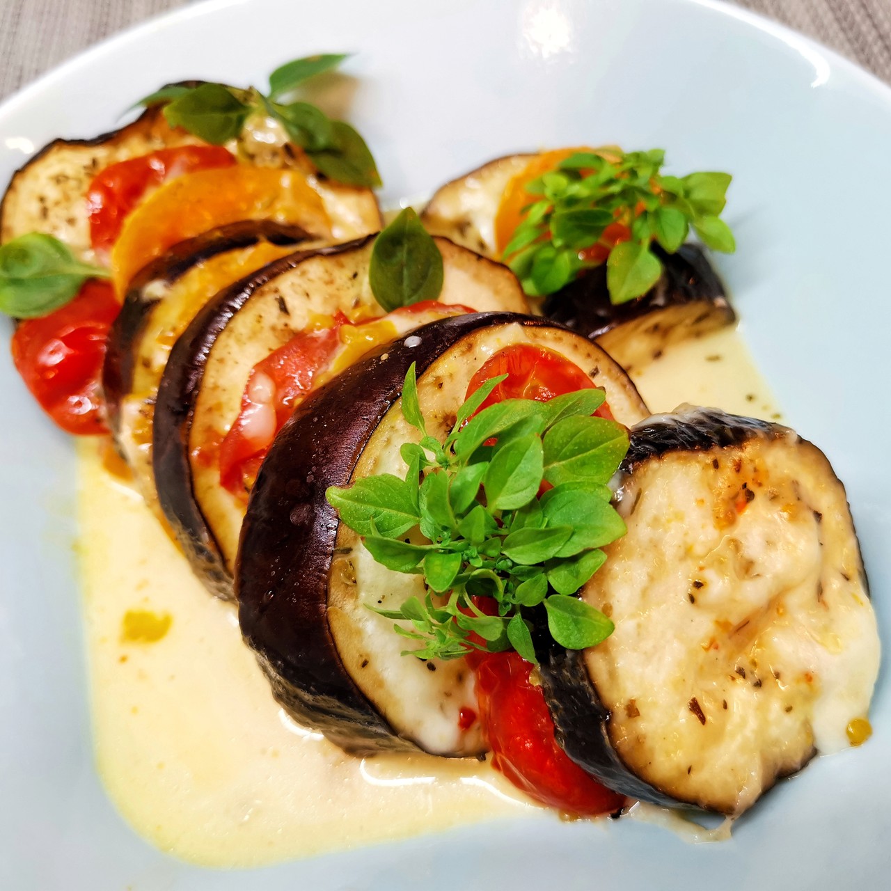 Закуска из баклажана капрезе