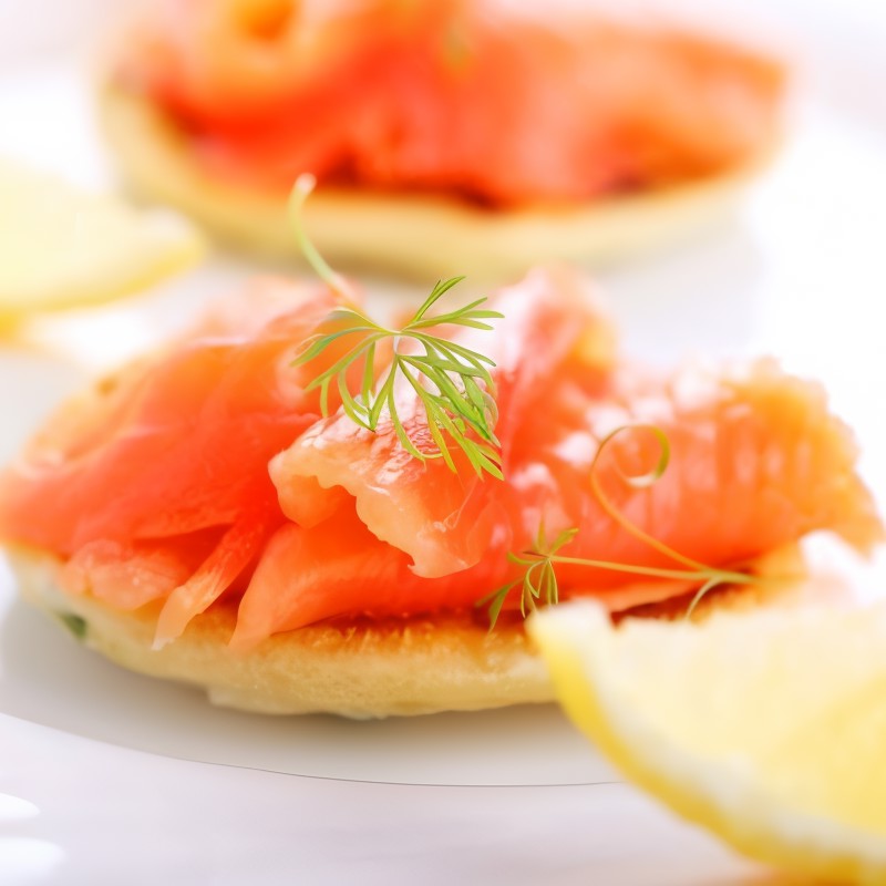 Закуска из красной рыбы с укропом на картофельных тарталетках