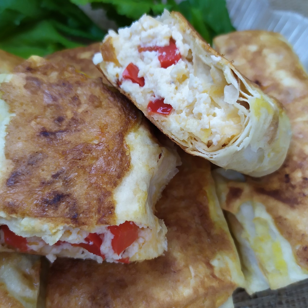 Закуска из лаваша с адыгейским сыром и болгарским перцем