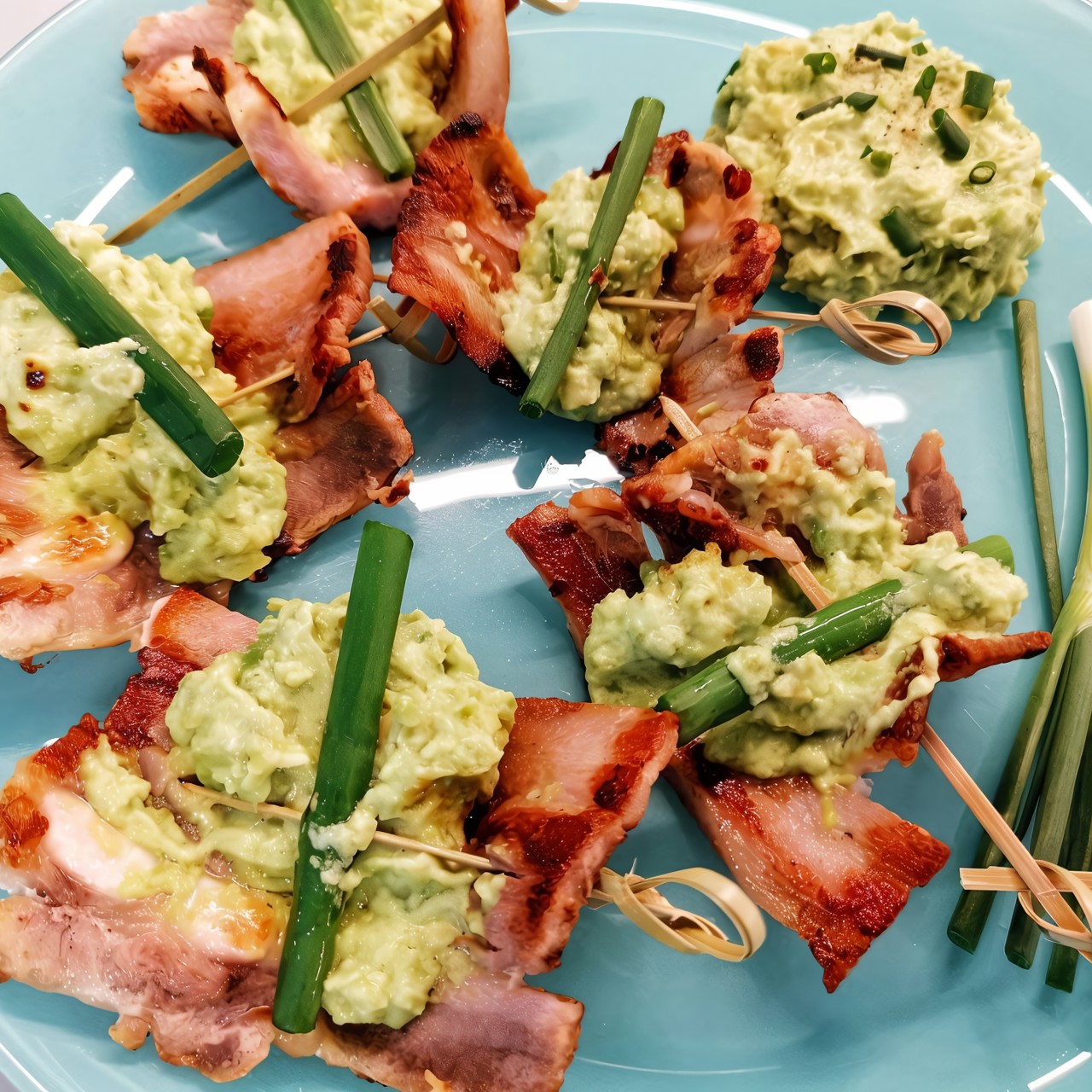 Закуска из сала с соусом из авокадо