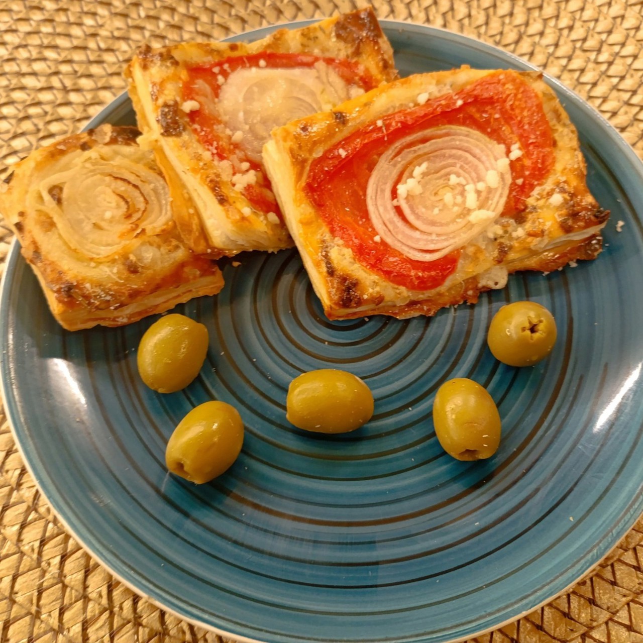 Закуска с луком и помидорами на слоеном тесте