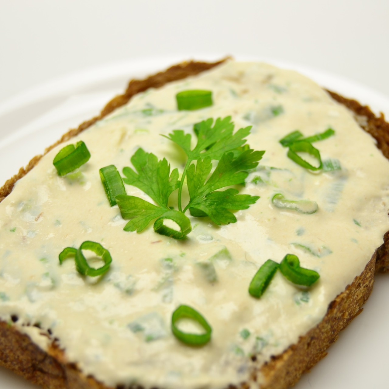 Закуска с творогом и копченой рыбой