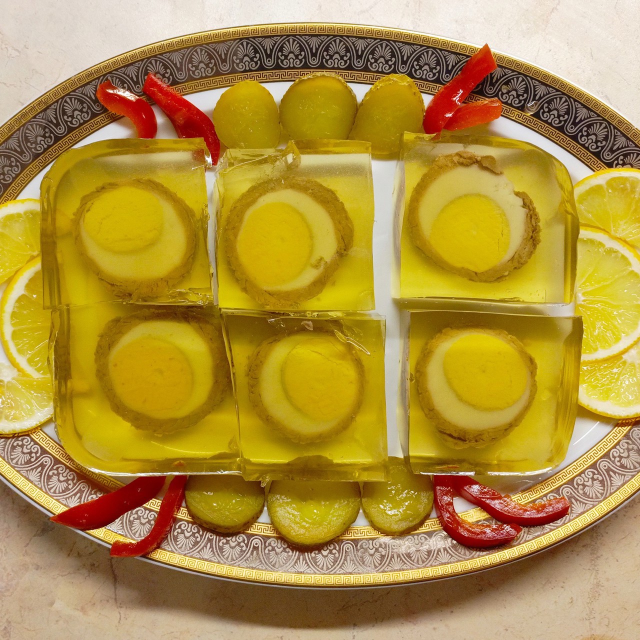 Заливное из говядины с яйцом