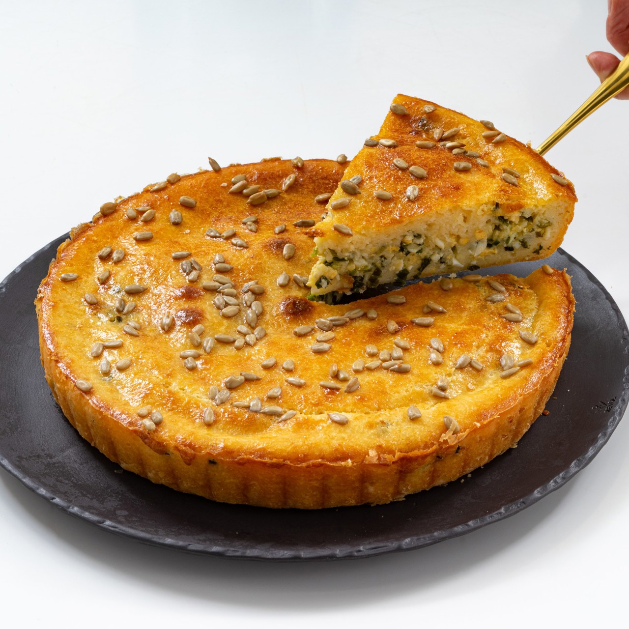 Заливной пирог с яйцом и зеленым луком