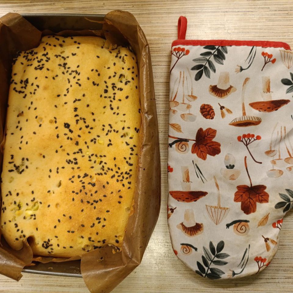 Заливной пирог с луком и яйцом