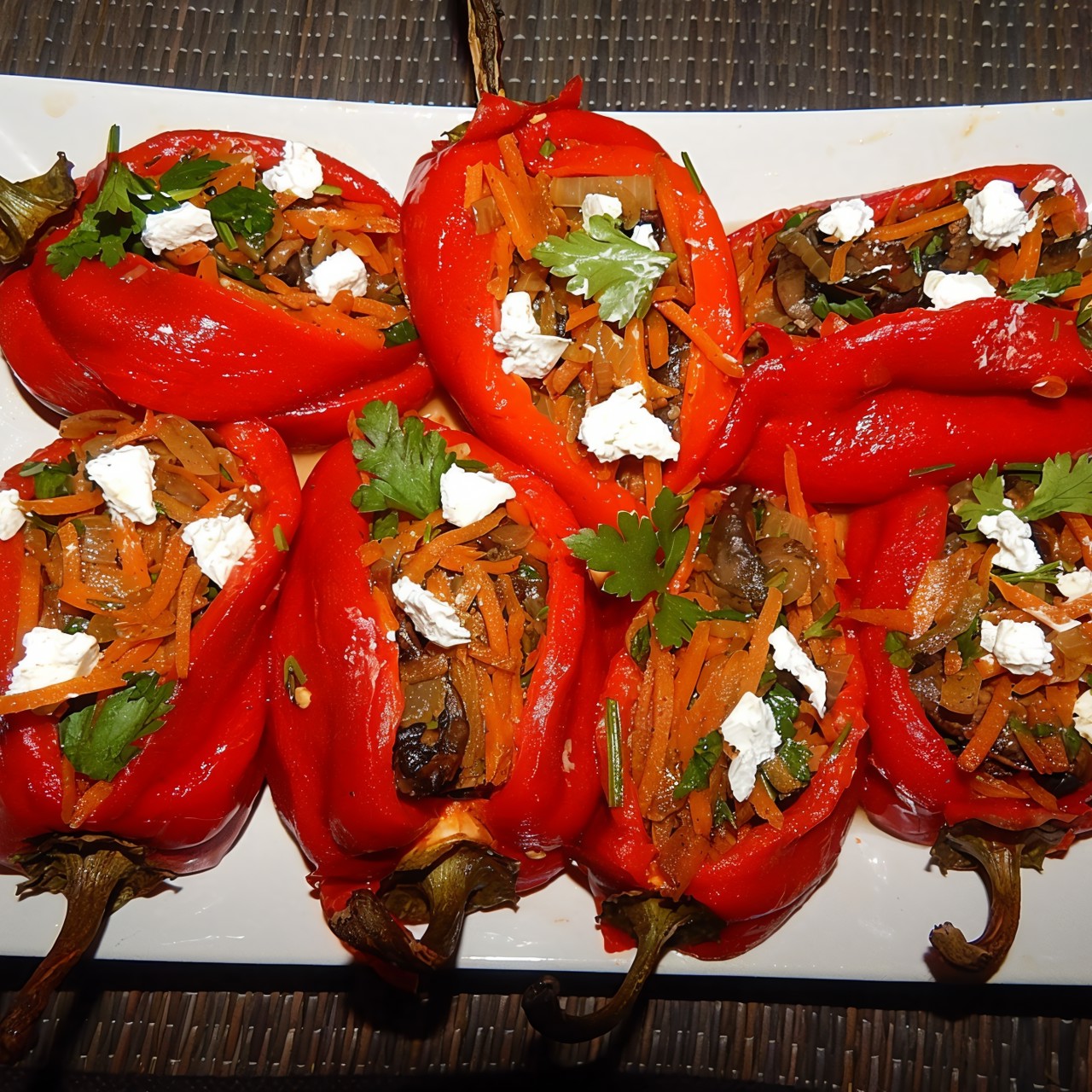 Запеченый перец, фаршированный фетой, обжаренными овощами и грибами