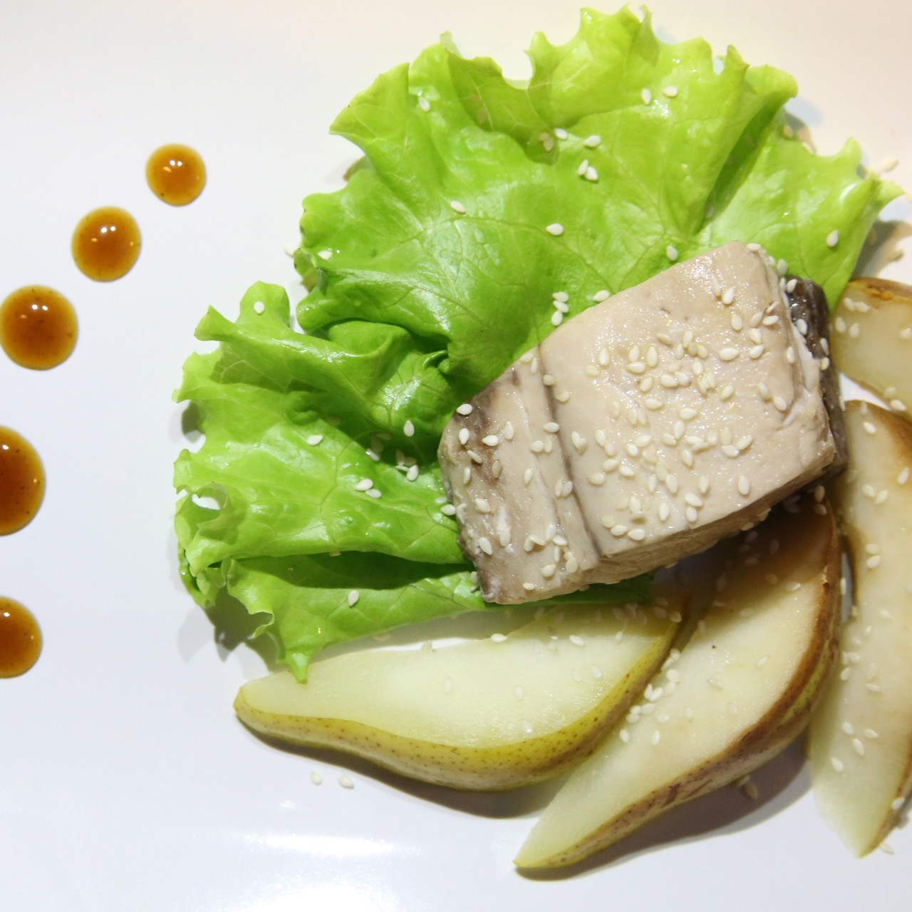 Запеченый тунец с гарниром из груш