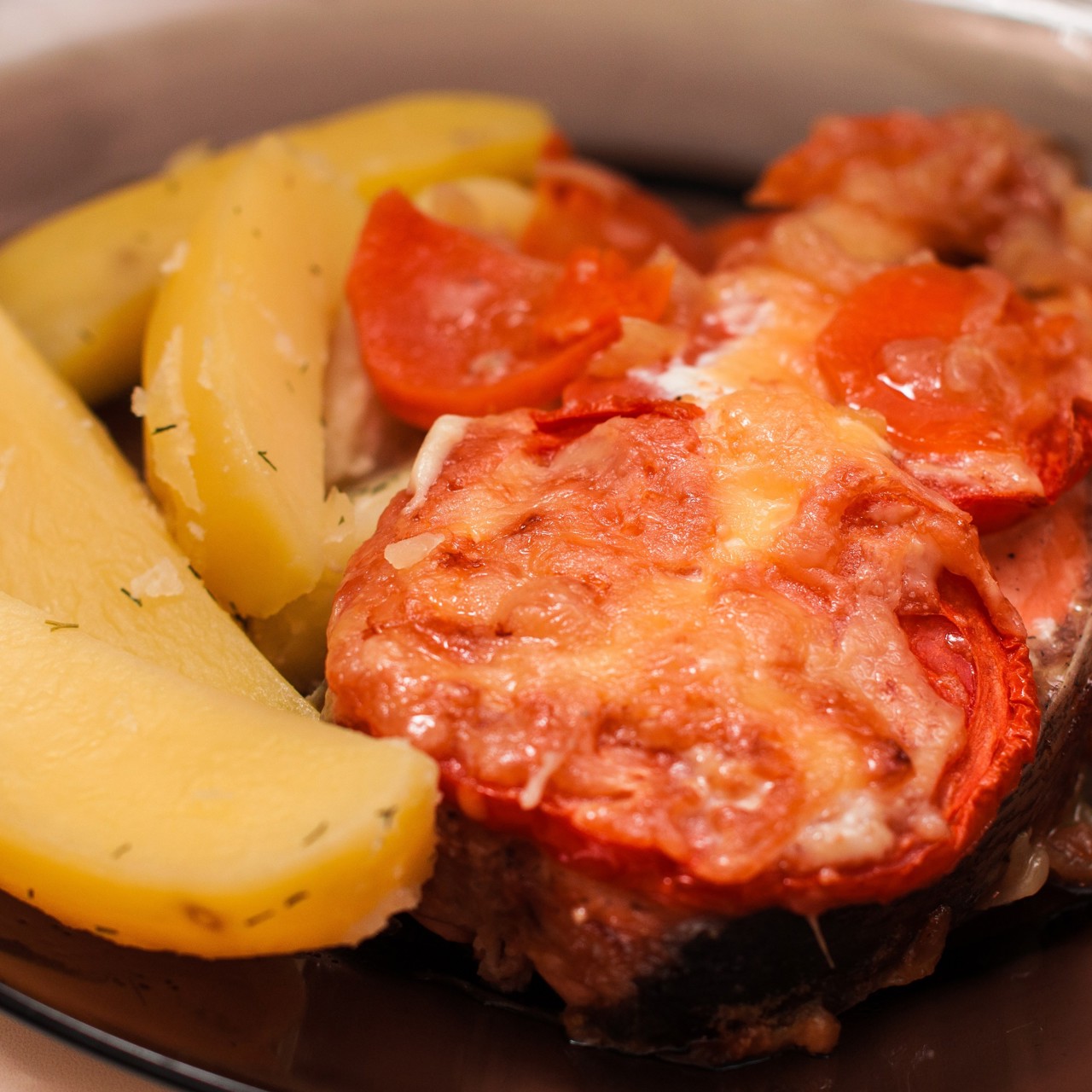 Запеченная кета под сырной корочкой с картофелем