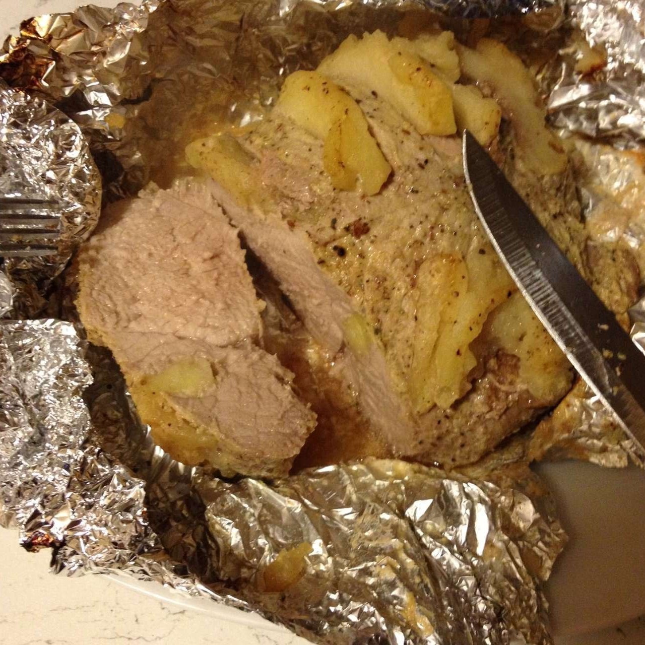 Запеченная свинина, фаршированная яблоками