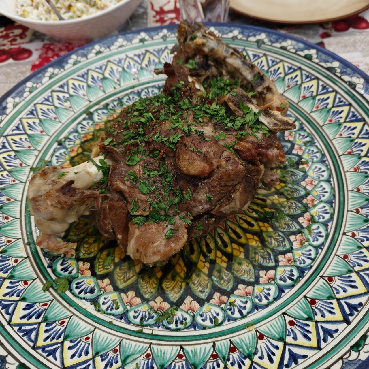 Запеченная баранья нога с чесноком