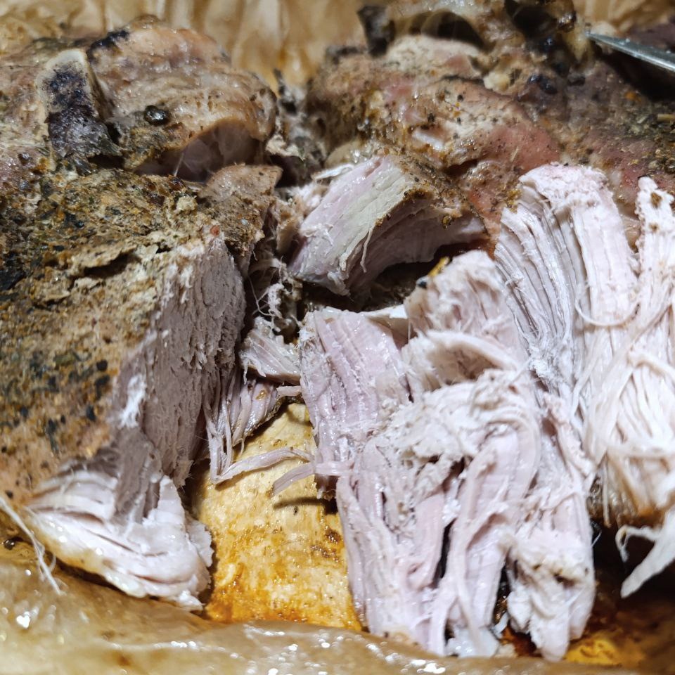 Запеченная свиная лопатка