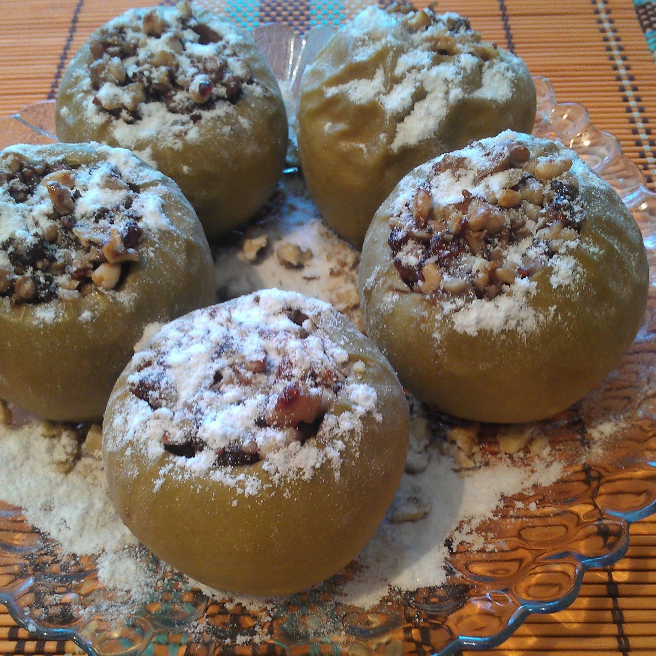 Запеченные яблоки с орехами и вареньем