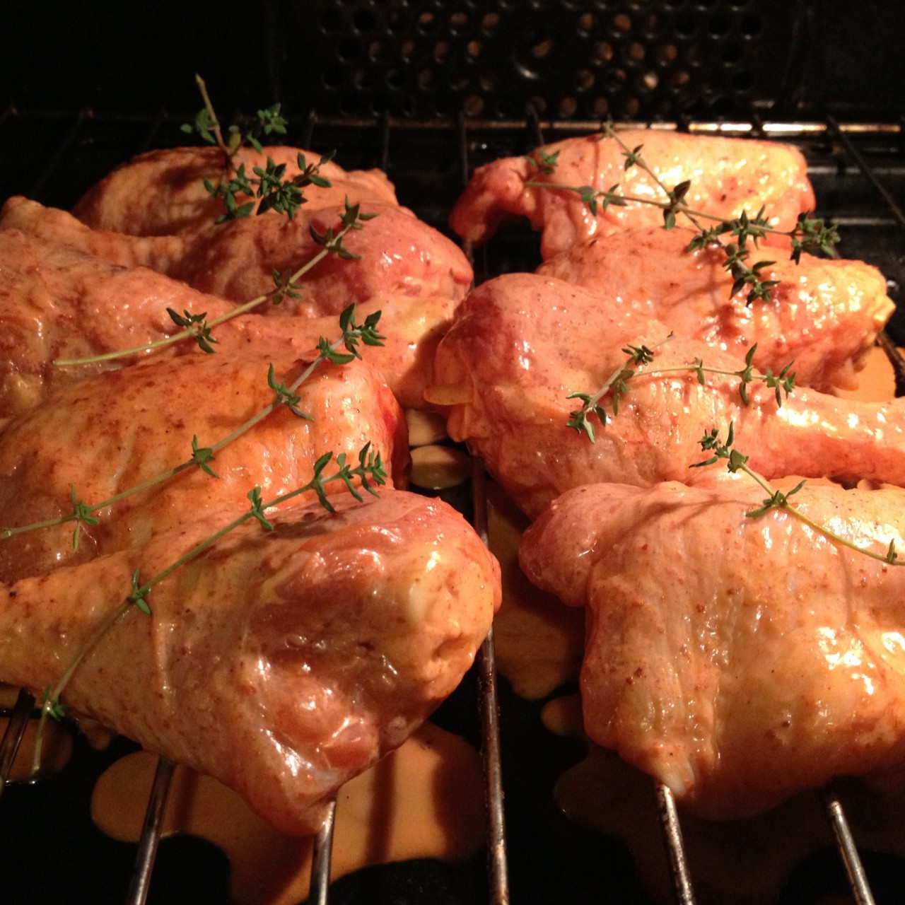 Запеченные куриные ножки, маринованные в кокосовом молоке со специями тандури