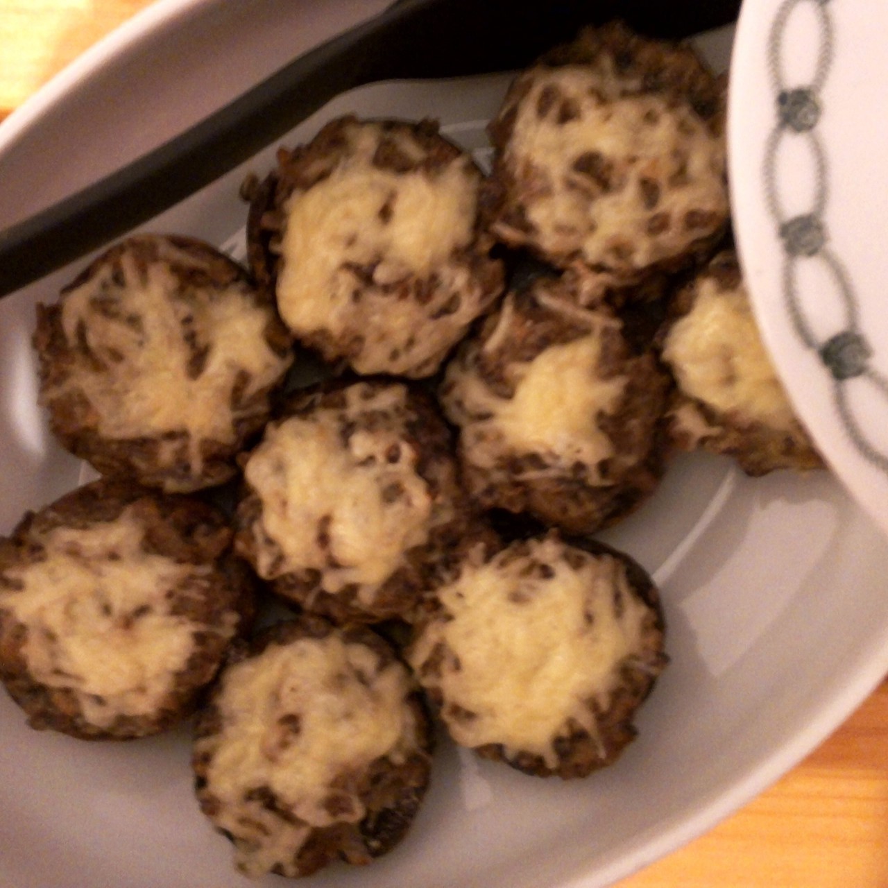 Запеченные шампиньоны фаршированные курицей и луком