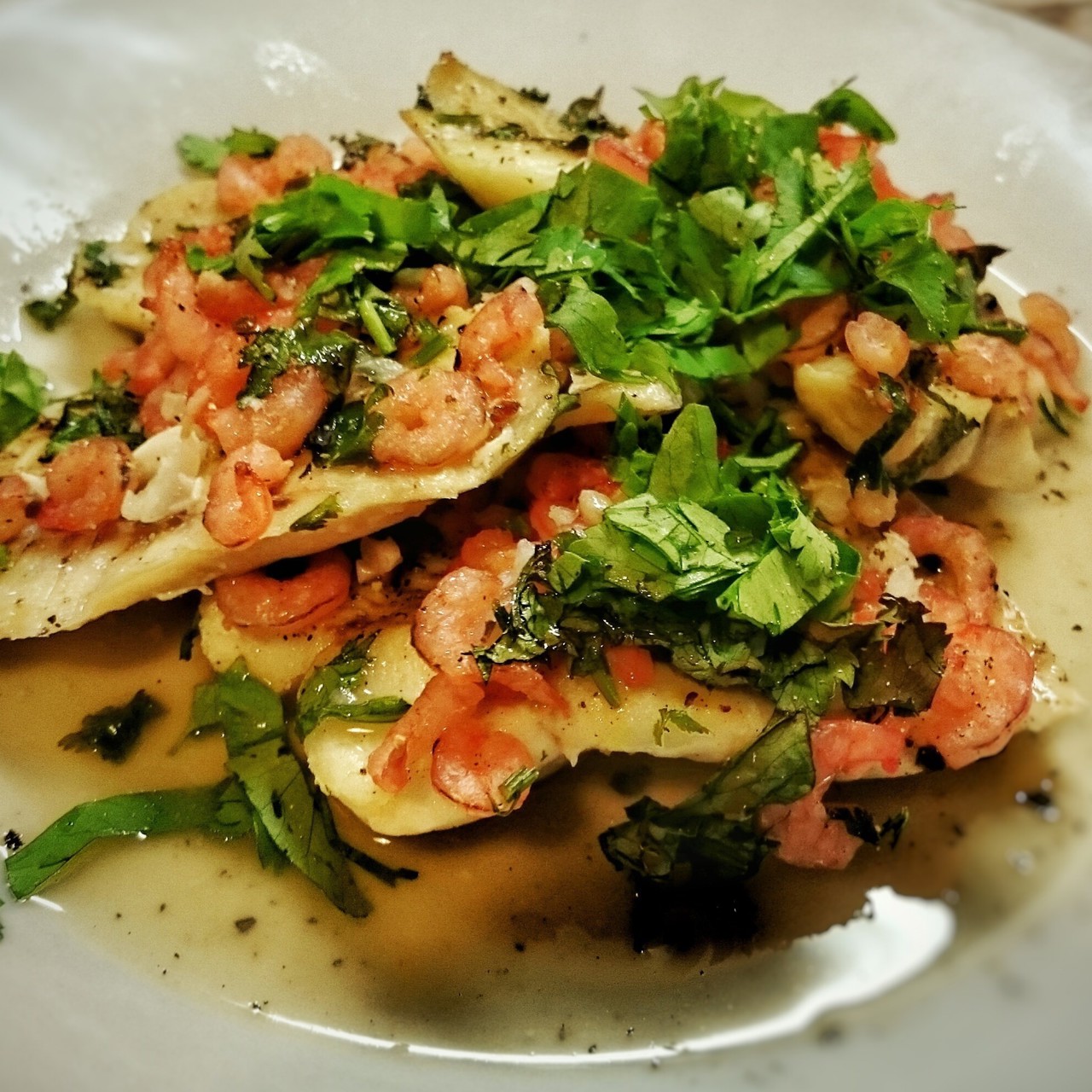 Запеченное филе трески с креветками и чесноком