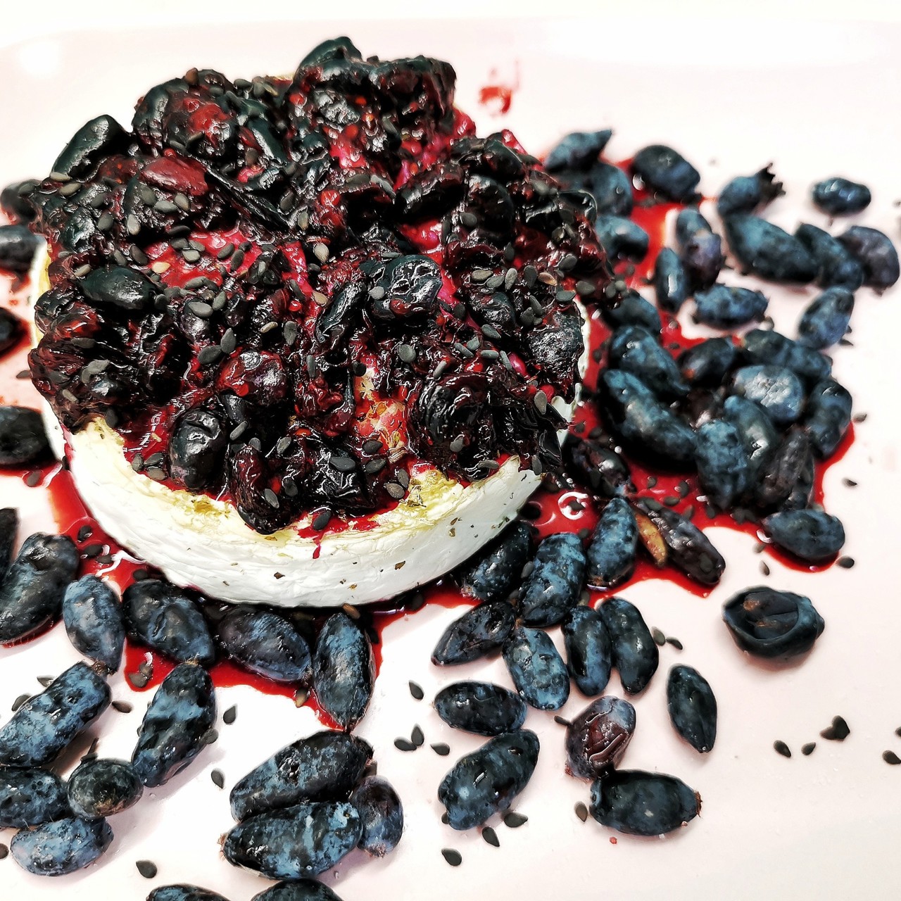 Запеченный камамбер с жимолостью