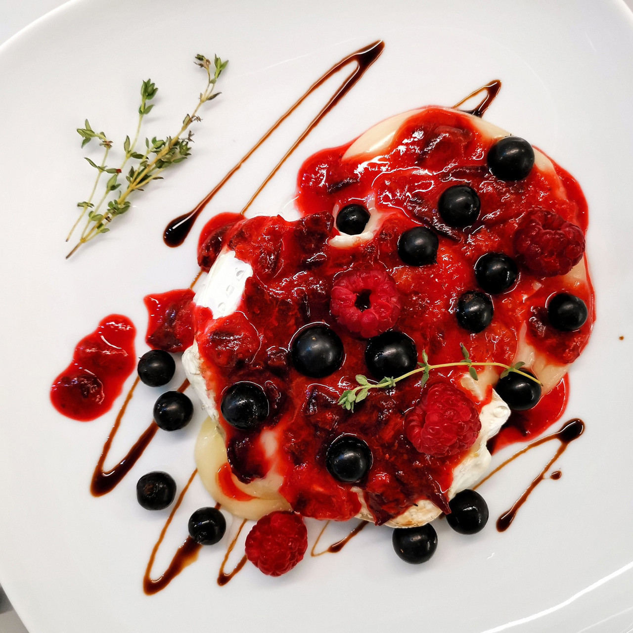 Запеченный камамбер с кисло-сладким соусом