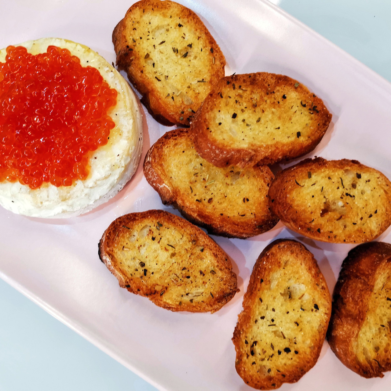 Запеченный камамбер с крутонами и икрой