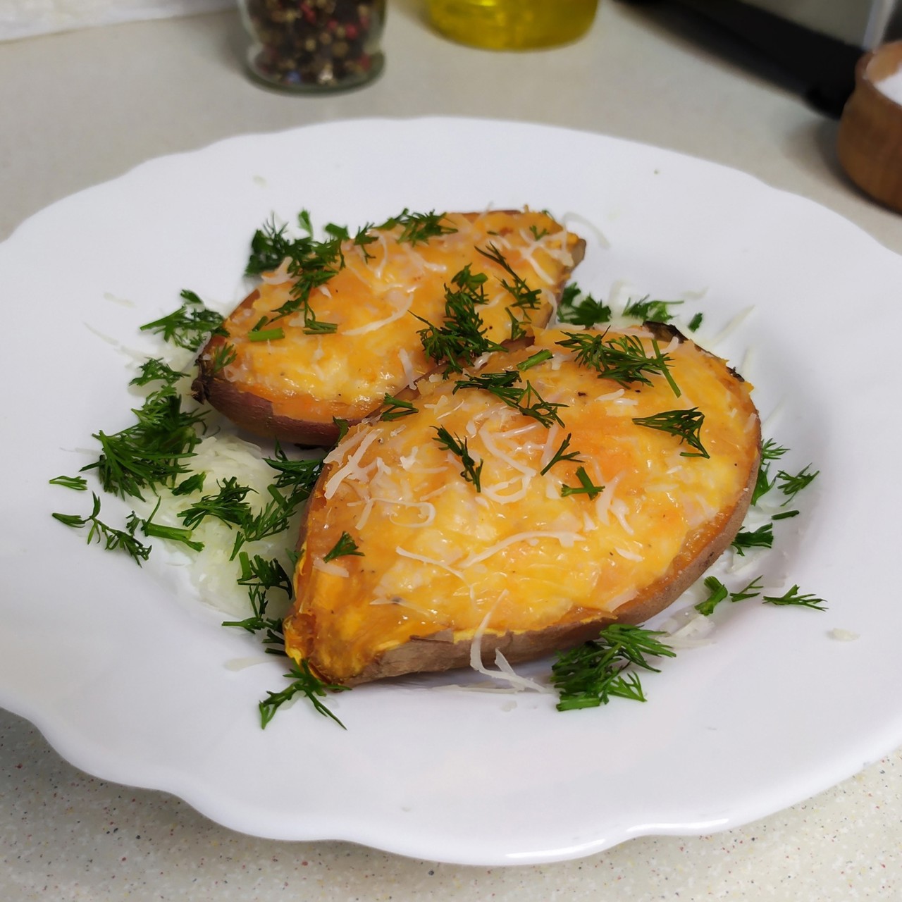 Запеченный батат с сыром и ветчиной