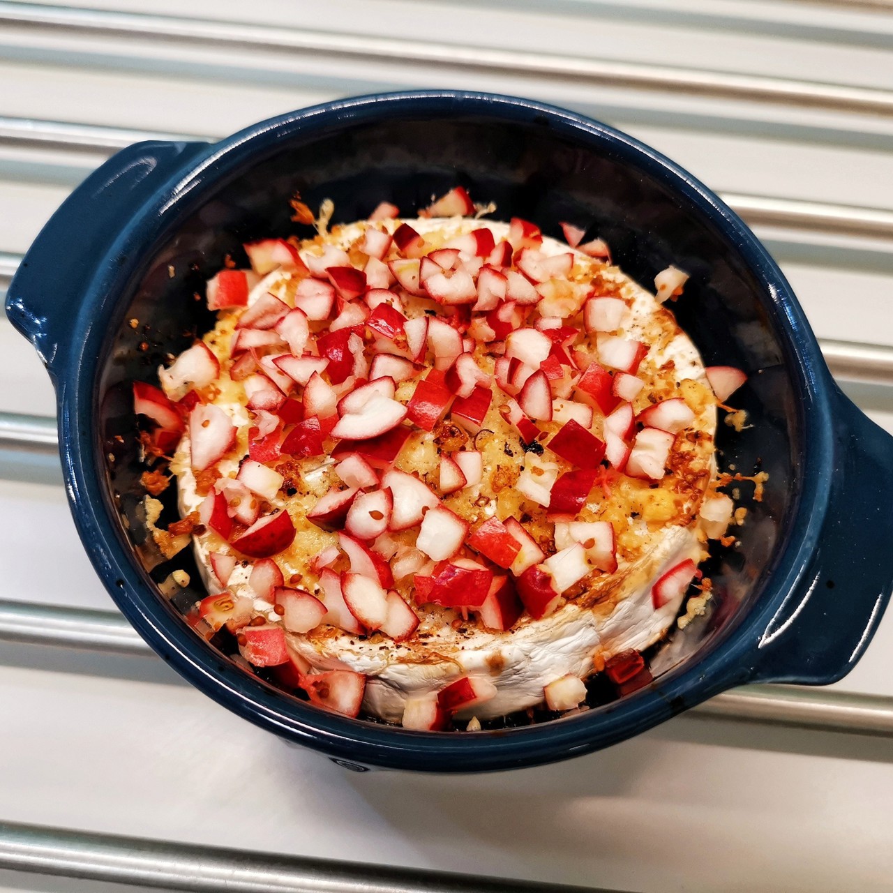 Запеченный камамбер с клюквой и пармезаном