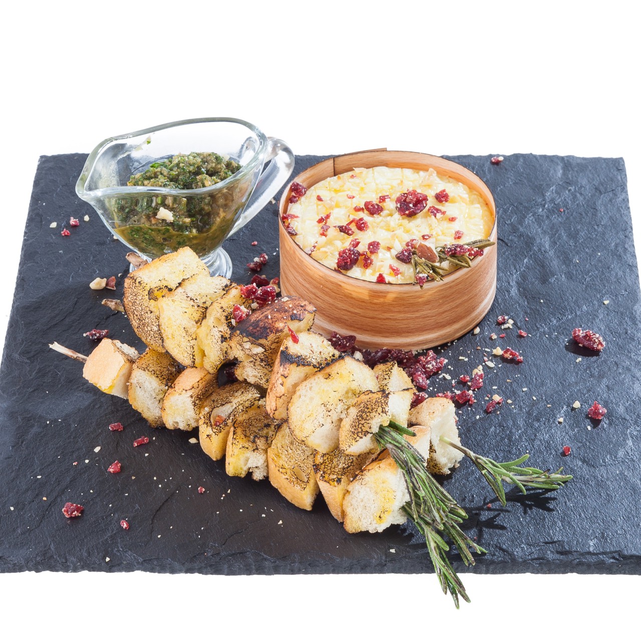 Запеченный камамбер с соусом чатни