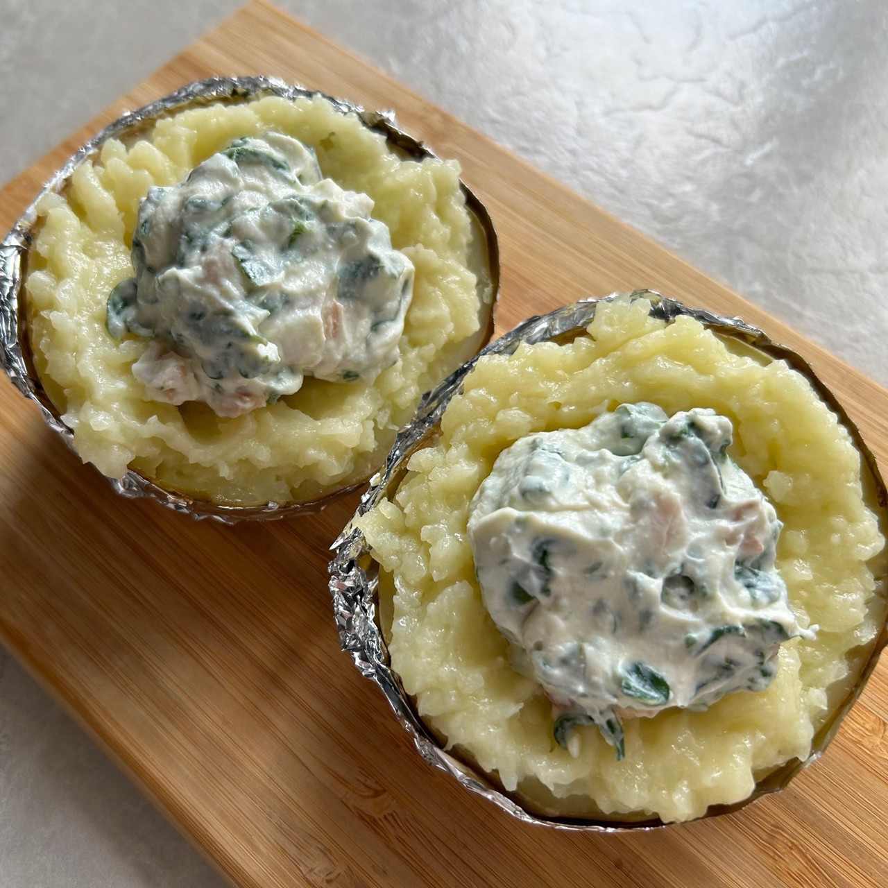 Запеченный картофель с семгой и шпинатом