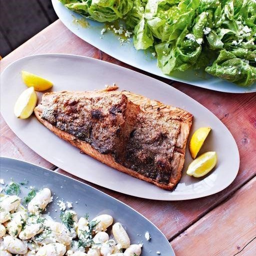 Запеченный лосось с картофелем и латуком