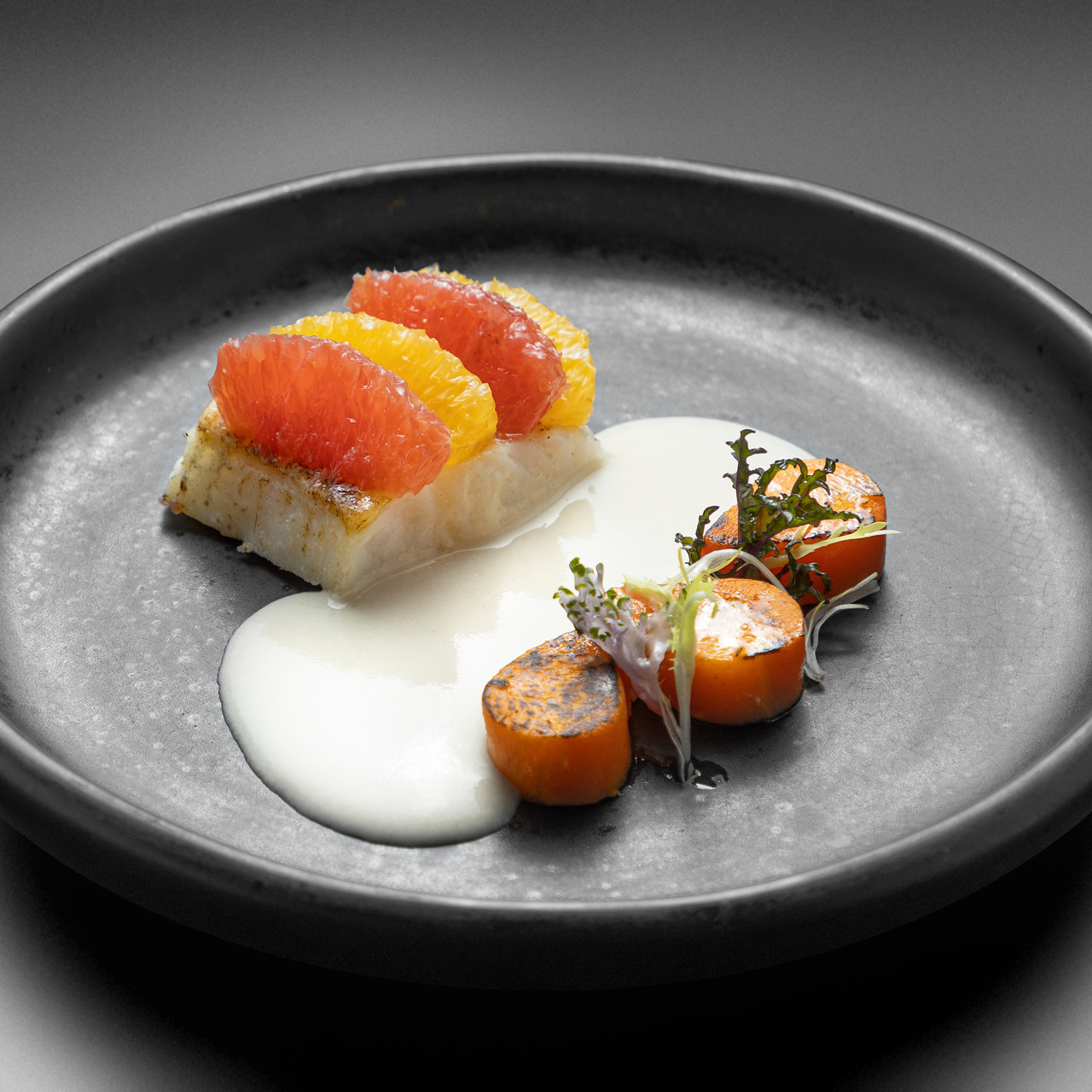 Запеченный палтус с цитрусовыми и соусом из яблок и хрена