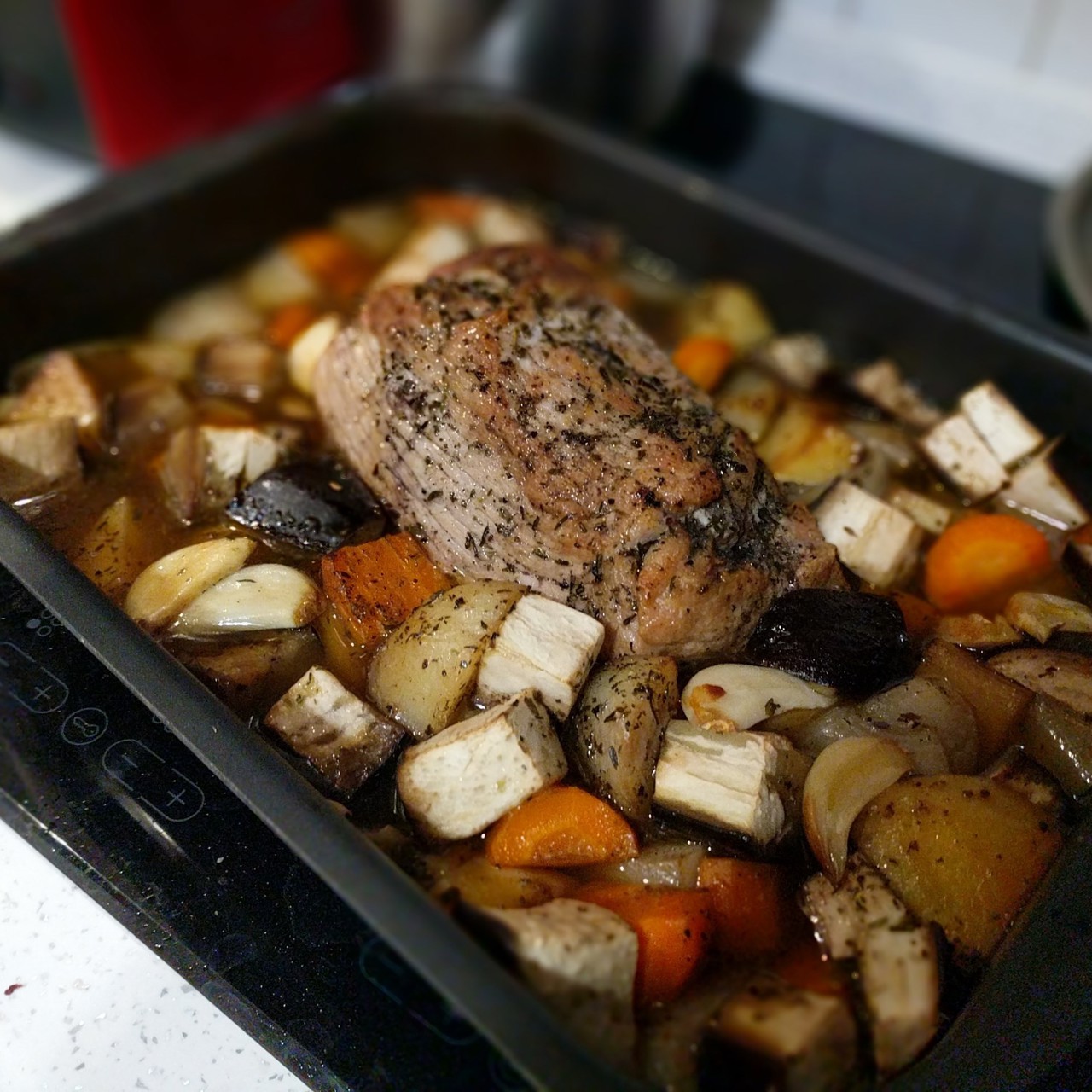 Запеченный свиной окорок с овощами