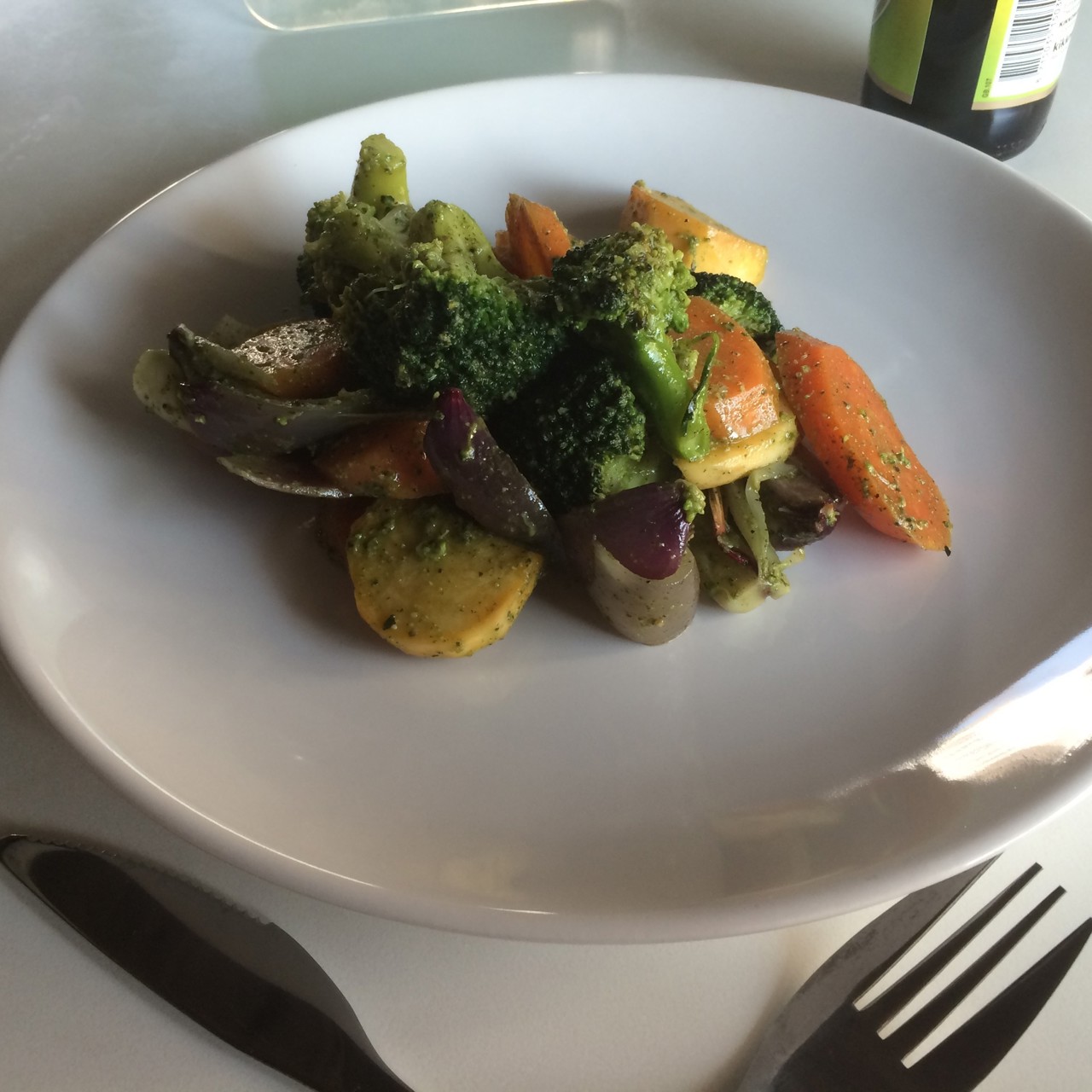 Запечённые овощи под мятно-чесночным соусом