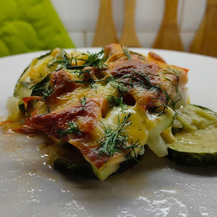 Запеканка из цукини с помидором, перцем и сыром