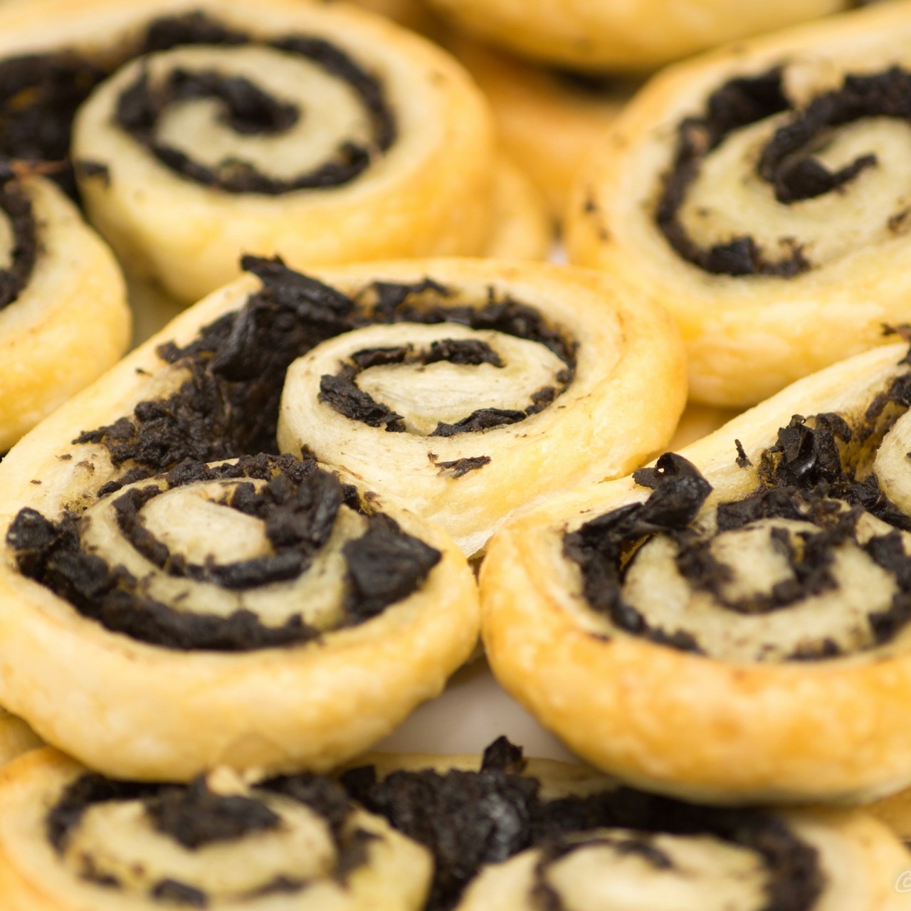 Завитки из слоеного теста с тапенадом