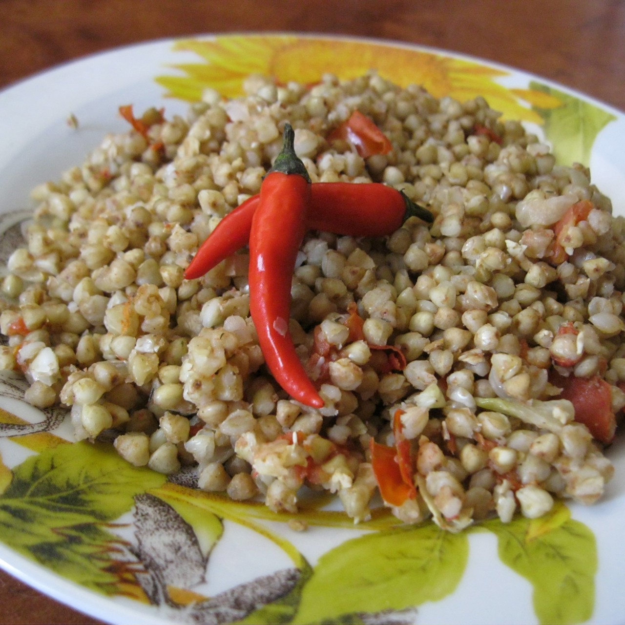 Зеленая гречка с помидорами, луком и чесноком