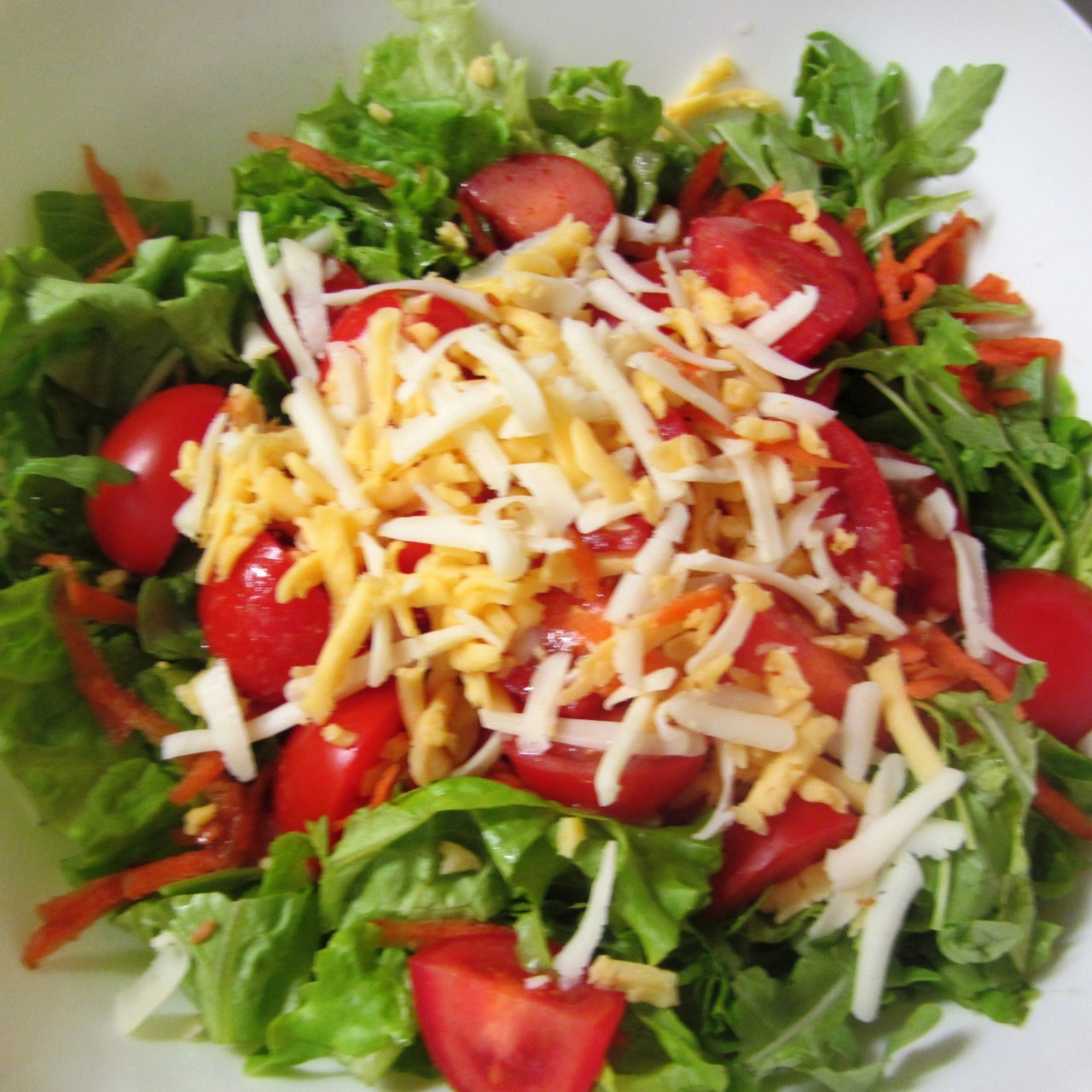 Зеленый итальянский салат с соусом винегрет