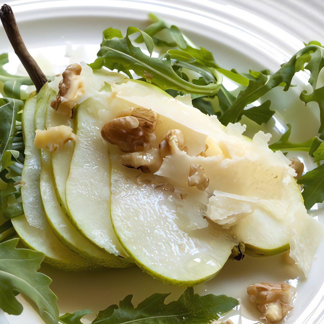 Зеленый салат с грушами, пармезаном и винегретом из черного чая