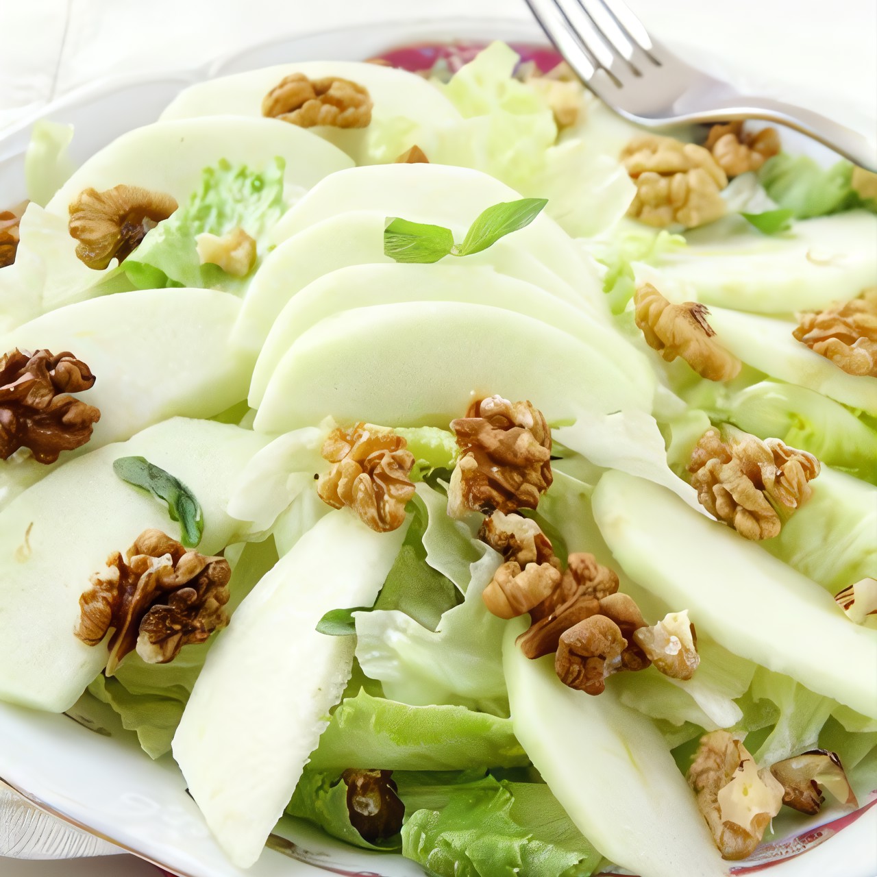 Зеленый салат с яблоками и орехами