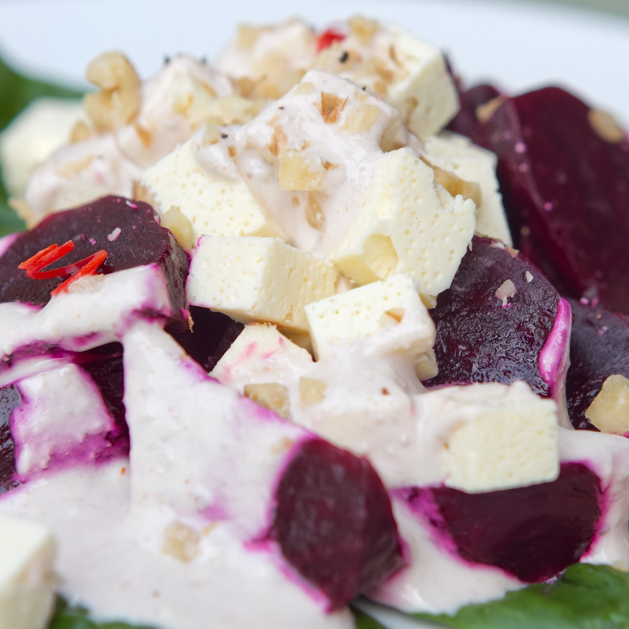 Зеленый салат со свеклой и сыром