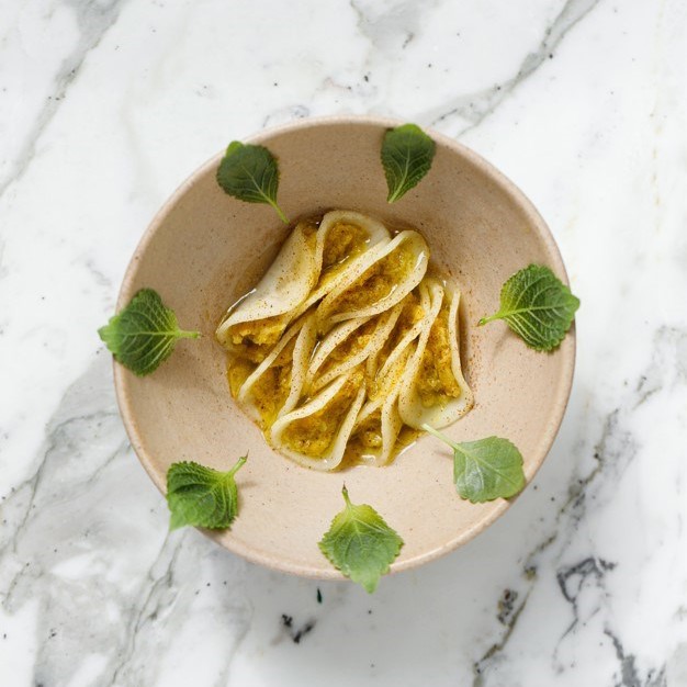 Зеленые томаты с кольраби и крыжовником