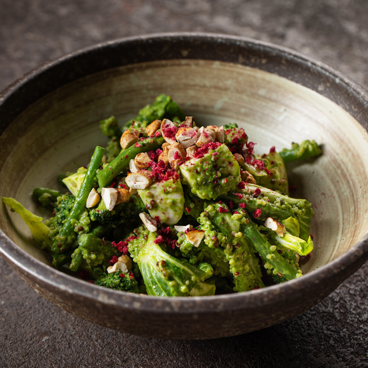 Зеленый салат с брокколи, киноа, орешками и маринованной моцареллой