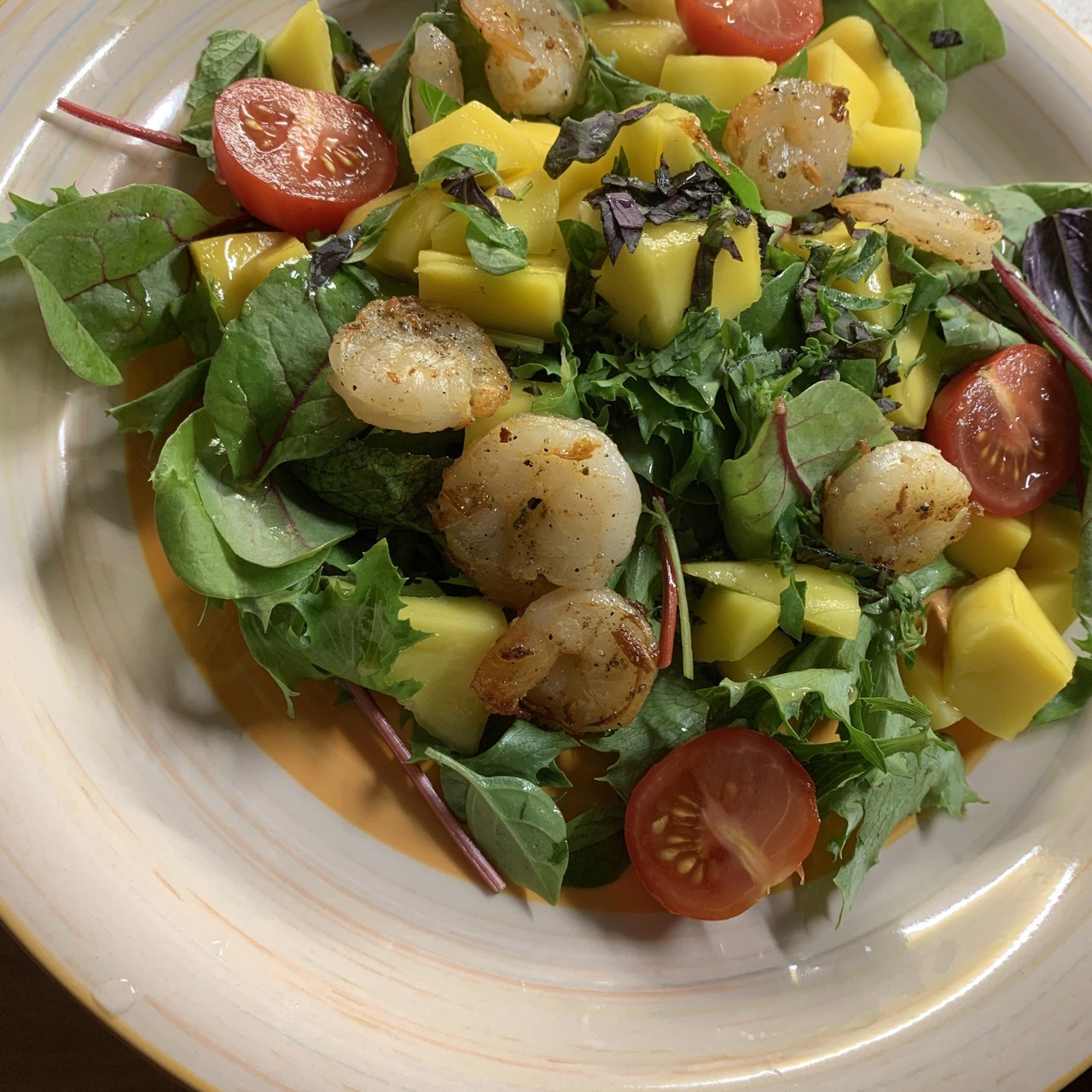 Зеленый салат с креветками и манго