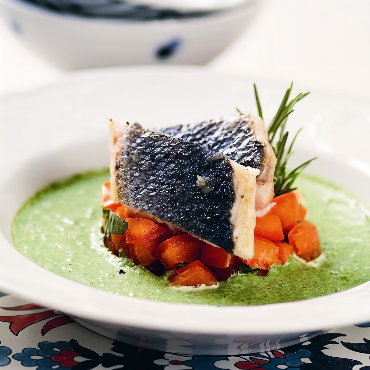 Зеленый суп из молодого шпината и спаржи с тартаром из помидоров и кусочками жареного сибаса