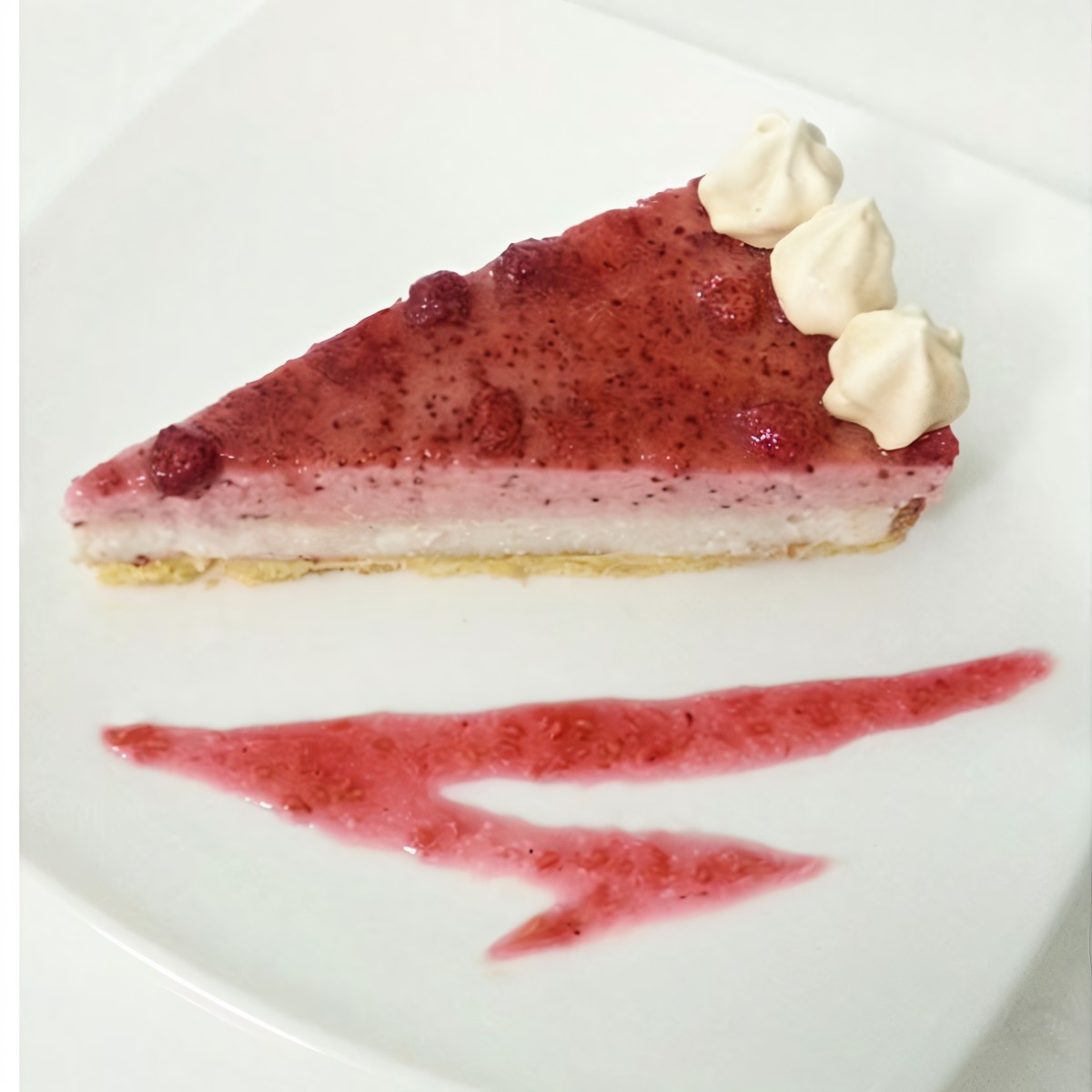 Землянично-банановый чизкейк с меренгами