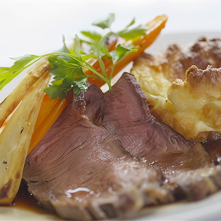 Жареная говядина на йоркширском пудинге с кремом из хрена